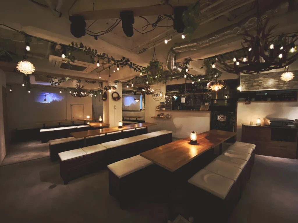 渋谷ガーデンパティオです！当店は渋谷で貸切30人におすすめのおしゃれ居酒屋♪渋谷駅から近いから30人、40人、50人ほどの大人数での貸切パーティーに最適！貸切にすると音響機器やマイク・プロジェクターなどがご利用いただけます！